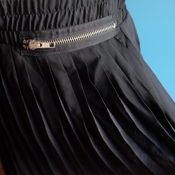 Pleated Black Maxi - flowing - Picture 3 of 6